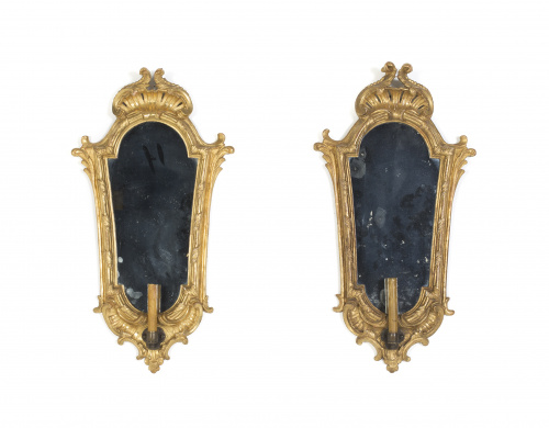 Pareja de cornucopias de madera tallada y dorada. Francia,