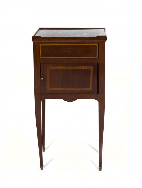 Mesa auxiliar Luis XVI, en madera de caoba y limoncilo. Caj