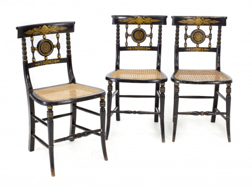 Tres sillas regencia en madera ebonizada y dorada con asien