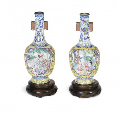 Pareja de pequeños floreros Compañía de Indias en bronce es