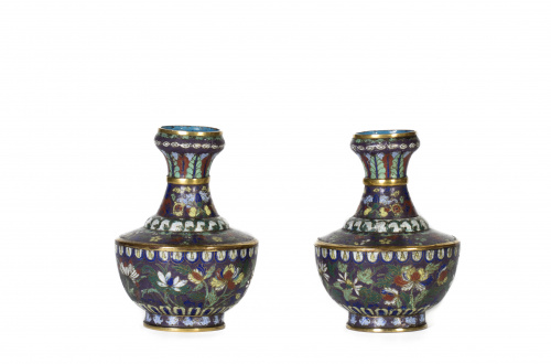 Pareja de pequeños floreros en bronce esmaltados en cloison