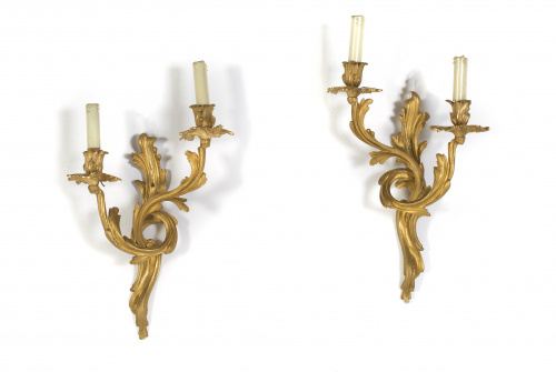 Pareja de apliques de dos brazos de luz de bronce dorado de