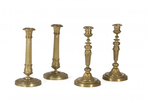 Pareja de candeleros Carlos X de bronce dorado, con decorac