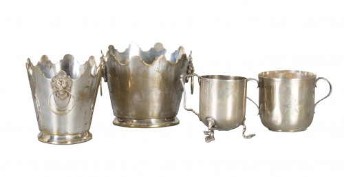 Dos vasos de plata inglesa, uno de ellos un trofeo. Con mar