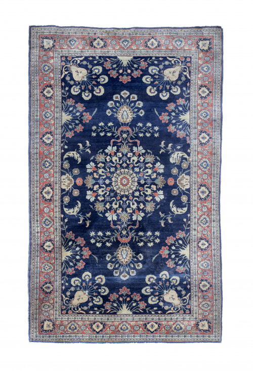 Alfombra de campo azul con decoración de cenefa y cartucho 