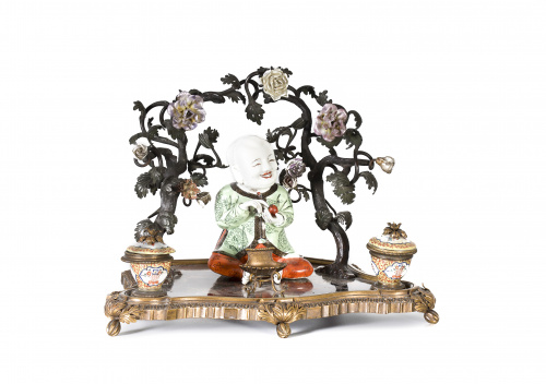 Escribanía con laca de coromandel, bronce y porcelana esmal