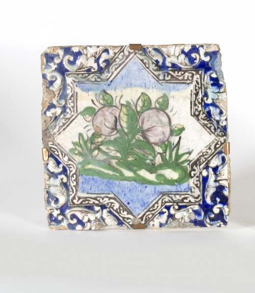 Azulejo de cerámica esmaltada con decoración de frutos en r