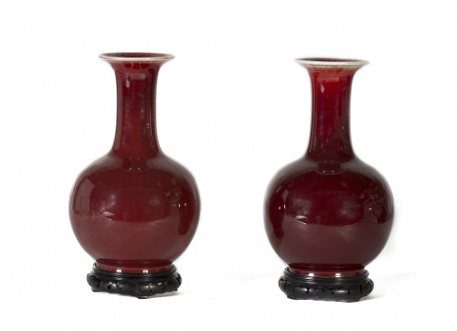 Pareja de jarrones “Sang-de-Boeuf ” sobre bases de madera c