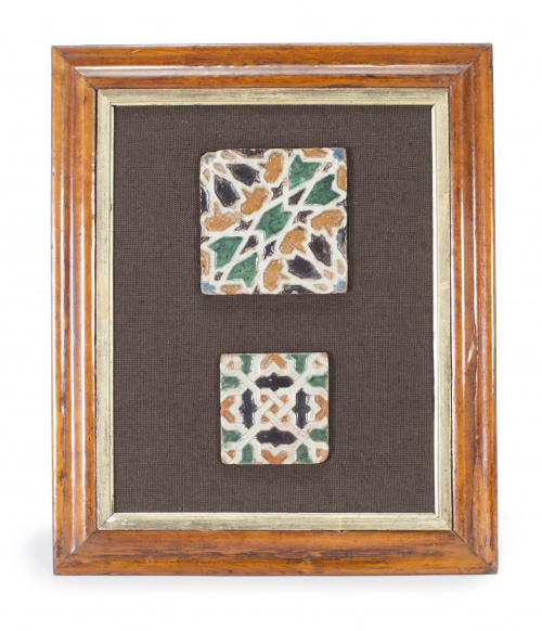 Dos azulejos de cerámica esmaltada con la técnica de arista