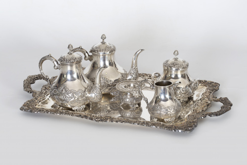 Juego de café y té de plata con ornamentación repujada y ci