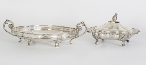 Centro de plata repujada y cincelada, tapa rematada por una