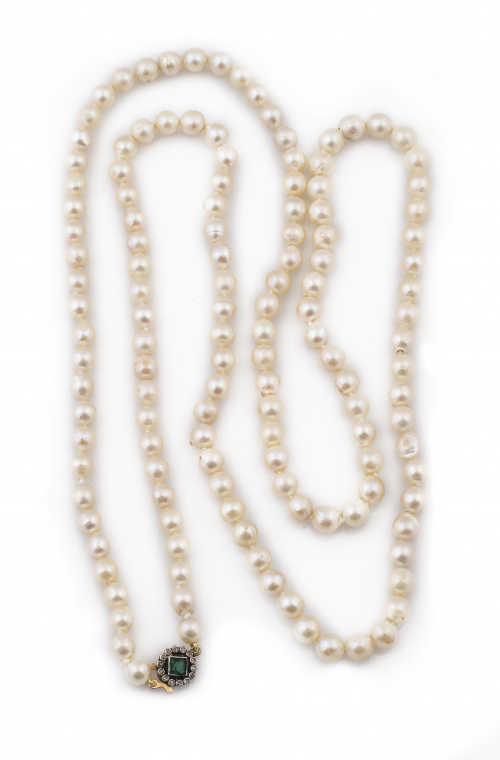 Collar largo de un hilo de perlas cultivadas de 8 mm ,con c