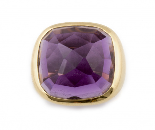 Sortija con gran amatista cuadrangular facetada en oro amar