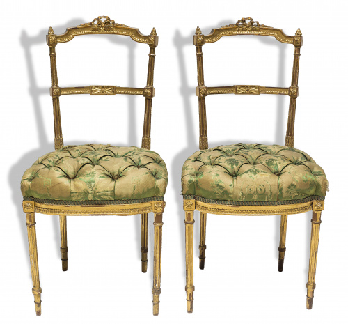 Pareja de sillas de estilo Luis XVI de madera tallada y dor