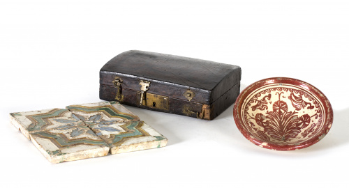 Plato acuencado de la “serie de los clavelitos” de reflejo 