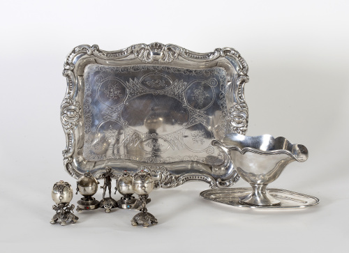 Bandeja de plata en su color con marcasBarcelona, B y R, S