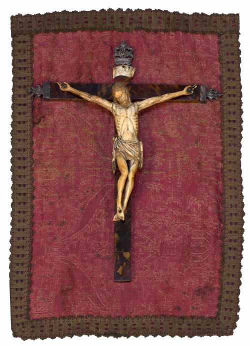 “Cristo crucificado”Figura en marfil tallado sobre cruz en