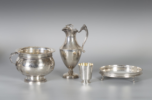 Orinal de plata con decoración grabada, cincelada y grabada