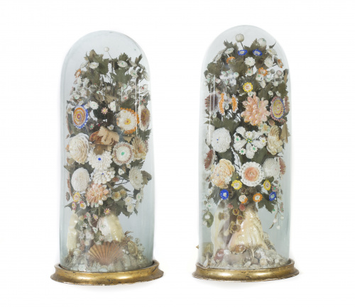 Pareja de trabajos de conchas y tela, simulando un ramillet