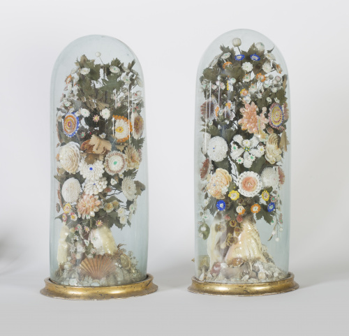 Pareja de trabajos de conchas y tela, simulando un ramillet