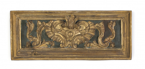 Remate de madera tallada, y dorada, sobre fondo verde.Trab