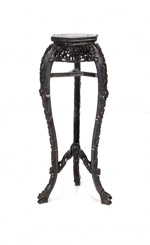 Base en madera tallada y calada.China S. XIX - XX.