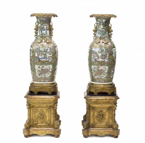 Pareja de grandes jarrones en porcelana de la “Familia rosa