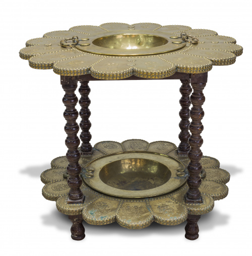  Brasero de dos alturas en madera de nogal y latón. Inscrit