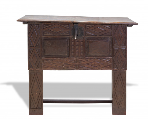 Arcón en madera de castaño de talla geométrica.Trabajo del