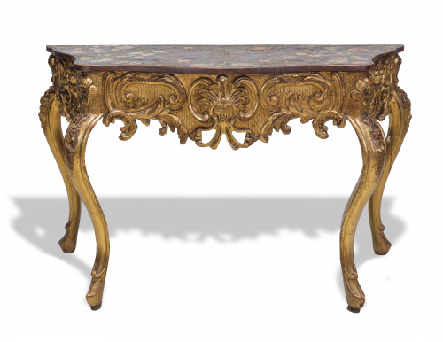 Consola de estilo Luis XV en madera tallada y dorada con ta
