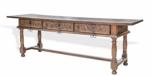 Mesa de centro época Carlos III en madera de nogal, tallada