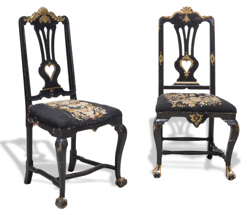 Pareja de sillas Carlos III de madera lacada de negro y dor