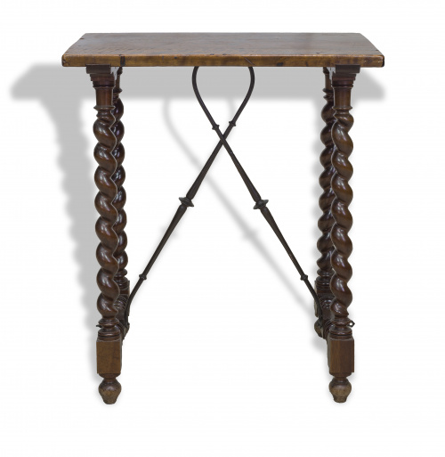 Mesita estilo barroco en madera de nogal, con patas tornead