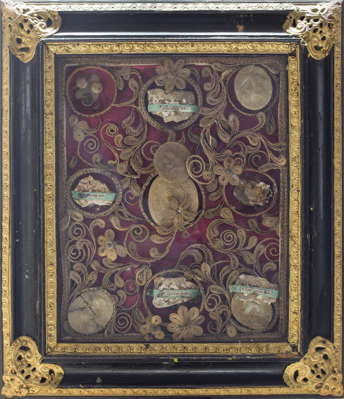 Par de relicarios, papel dorado formando flores y roleos, h