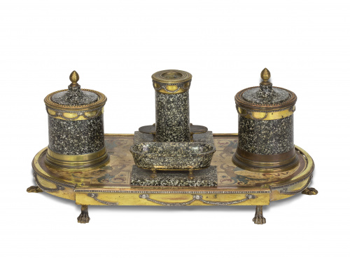 Escribanía en “scagliola”, mármol y bronce.Trabajo romano,