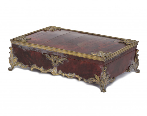 Caja de estilo Luis XV con alma de madera y carey con aplic