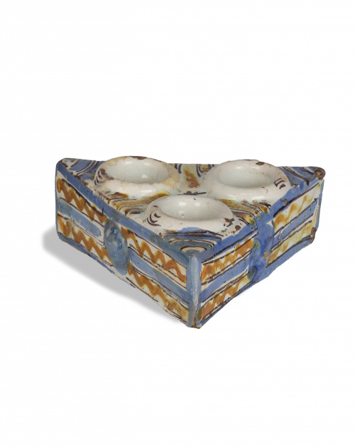 Especiero triangular esmaltado en ocre y azul.Aragón, S. X