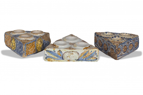 Lote de tres especieros o saleros de cerámica esmaltada de 