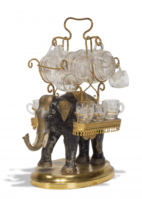 Licorera con forma de elefante de metal dorado y patinado.