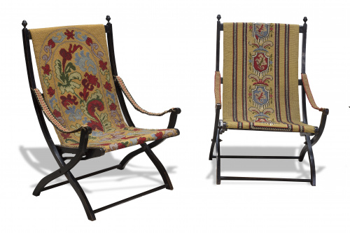 Par de butacas plegables con tapicería de “petit-point”, S.