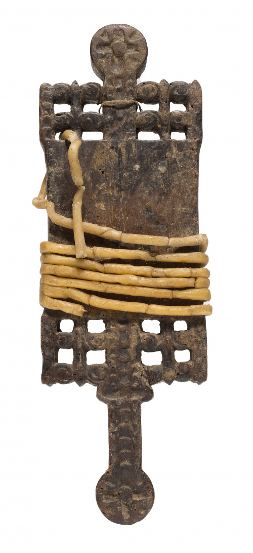 Dos soportes para velas de madera tallada,.Trabajo del nor