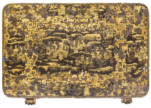 Costurero de madera lacada y dorada, con escenas de la vida