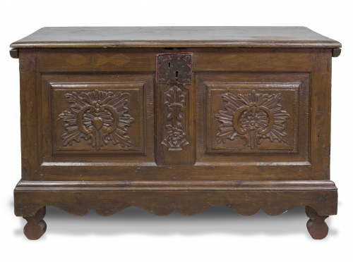 Arcón de madera tallada.Trabajo español, pp. del S. XVIII.