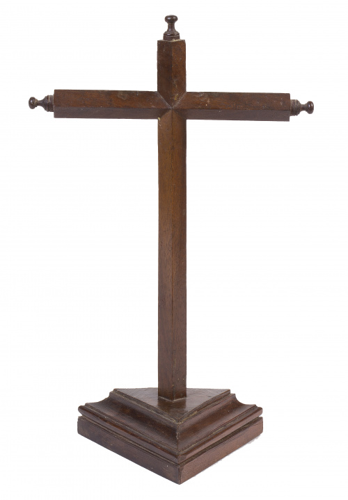Cruz de altar de madera tallada.Trabajo español, S. XVIII