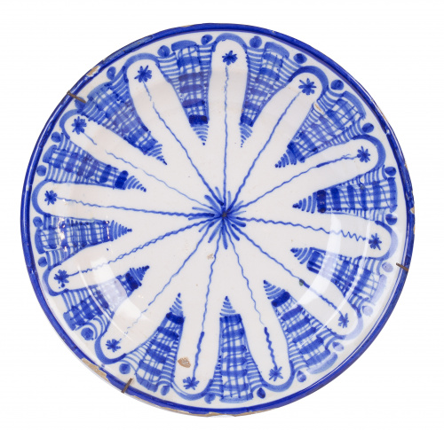Plato de cerámica esmaltada en azul de cobalto, S. XIX.