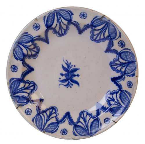 Plato de cerámica esmaltada en azul de cobalto, con hojas y