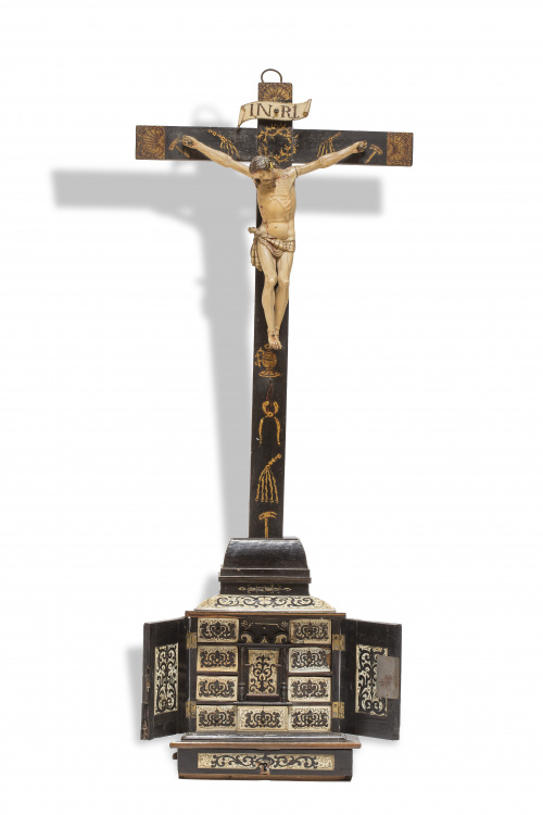 “Cristo” Figura de marfil, con toques de policromía y oro, 