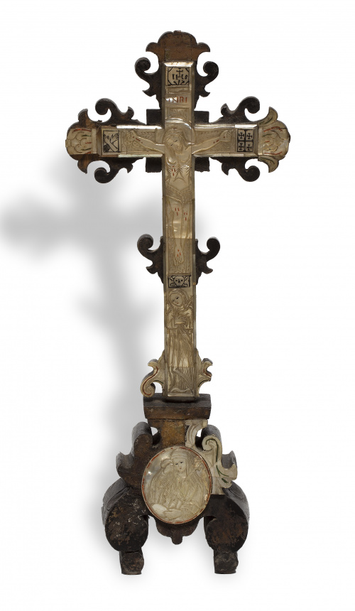 Cruz de madera con aplicaciones de madreperla y policromía.