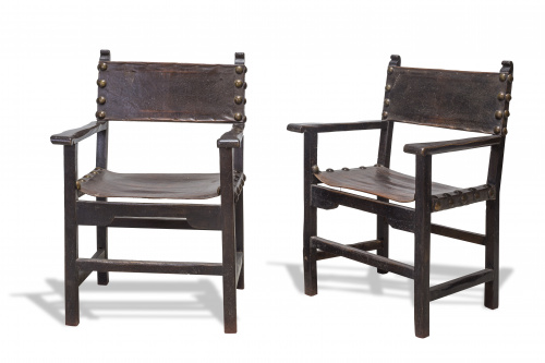 Pareja de fraileros de madera de nogal y asiento de piel ta