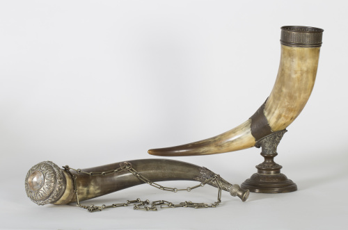 Polvorera montada en metal y cristal tallado y facetadoTra